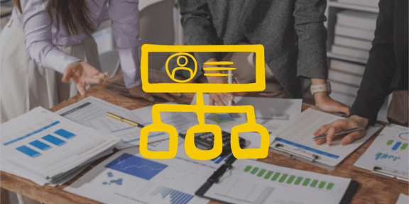 drei Menschen stehen an einem Tisch und schauen Bewerbungen durch. Über das Bild ist ein gelbes Icon gelegt, welches diesen Prozess darstellt