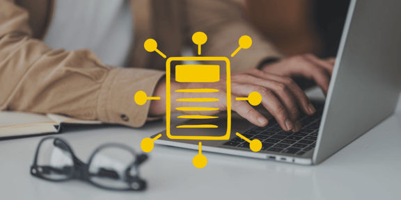 Ein Mann ist am Laptop und Postet eine Stelle auf mehreren Plattformen. Darüber ist ein Icon, was Multiposting symbolisiert.