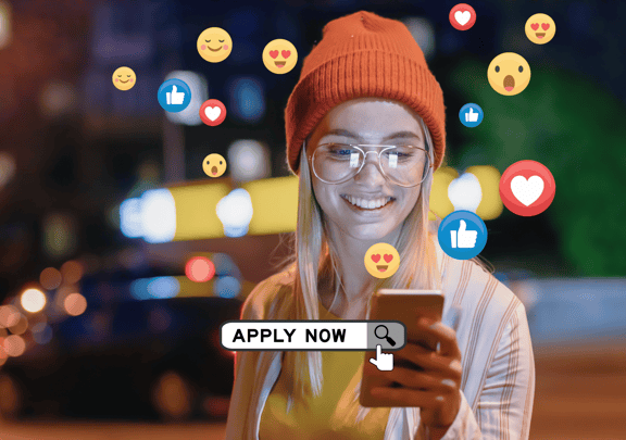 Person blickt lächelnd auf ein Smartphone, umgeben von Social-Media-Emojis und einem 'Apply Now'-Button – Symbolbild für Social Media Recruiting.