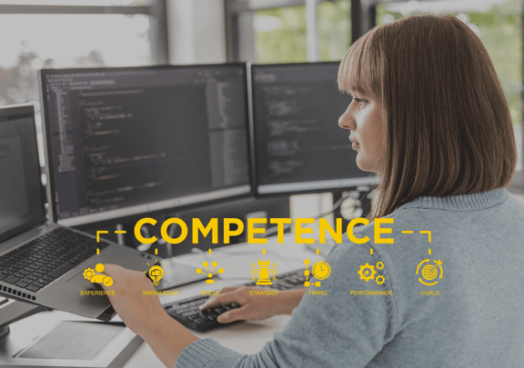 Frau arbeitet an mehreren Bildschirmen mit Programmcode, während Schlagworte wie Kompetenz, Erfahrung und Strategie eingeblendet sind – Symbolbild für Talent Management.