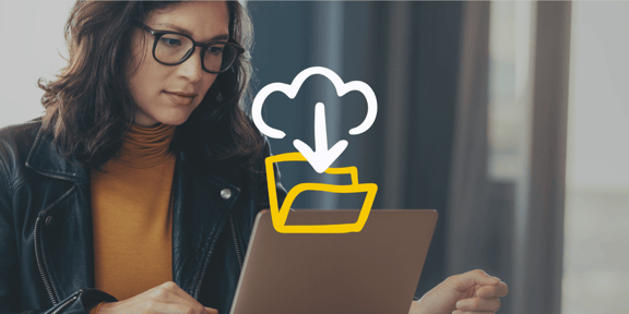Person schaut in den Laptop – davor sind Icons für eine Personalakte & Cloud-Symbol.