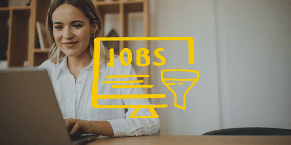 Frau sitzt am Laptop und sucht nach Jobs. Darüber ist ein Icon eines Bildschirms mit der Beschriftung 