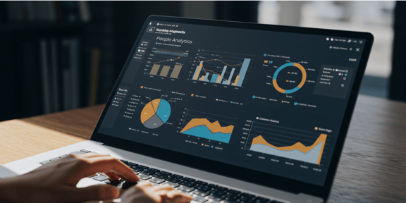 Laptopbildschirm mit People-Analytics-Dashboard voller Diagramme und Statistiken auf einem Laptop.