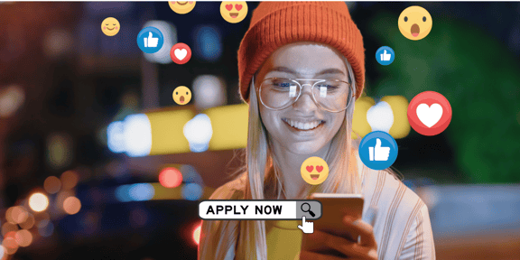 Person blickt lächelnd auf ein Smartphone, umgeben von Social-Media-Emojis und einem 'Apply Now'-Button – Symbolbild für Social Media Recruiting.