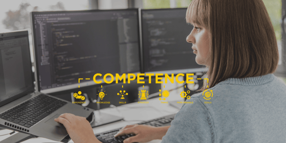 Frau arbeitet an mehreren Bildschirmen mit Programmcode, während Schlagworte wie Kompetenz, Erfahrung und Strategie eingeblendet sind – Symbolbild für Talent Management.