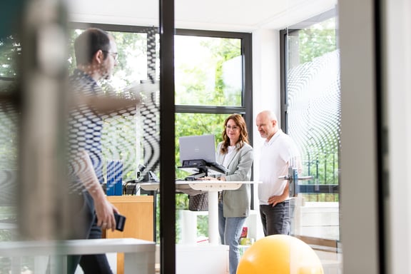 Two people working together at a laptop – symbol for digital job postings with beesite