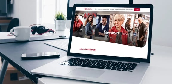 Ein Laptop zeigt die Karriereseite von Rossmann mit dem Slogan